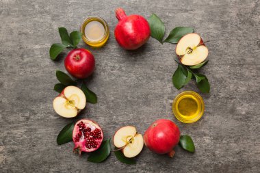 Rosh hashanah konsepti. Geleneksel Yahudi Yeni Yıl tatili sembollerinden yapılmış bir çerçeve. Kopyalama alanı olan üst görünüm.