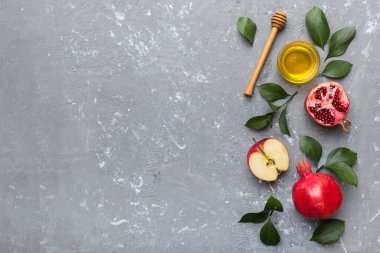 Renkli arka planda yahudi Rosh Hashanah bayramı sembolleri olan düz kompozisyon, Rosh hashanah kavramı. Geleneksel yılbaşı tatili. Kopyalama alanı olan üst görünüm.