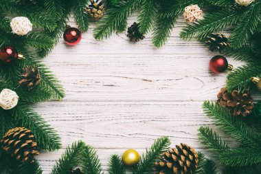 Noel arkaplanı, köknar dalları ve Noel süslemeleri. Üst görünüm, metin için boşluk kopyala.