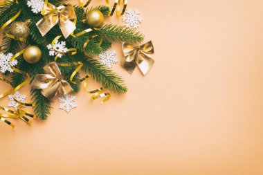 Noel arkaplanı, köknar dalları ve Noel süslemeleri. Üst görünüm, metin için boşluk kopyala.