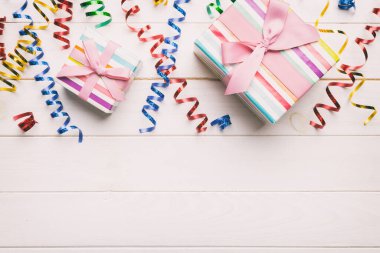 Renkli kağıda sarılı ve renkli arka planda konfetiyle süslenmiş hediye kutularıyla tatil dairesi yatıyordu. Noel, Doğum günü, Sevgililer Günü ve satış konsepti, üst manzara.