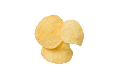 Beyaz arka planda izole edilmiş patates cipslerinin üst görüntüsü. Lezzetli çıtır altın cipsler. Yakın planda leziz bir patates dilimi. Üst görünüm.