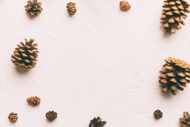 Renkli arka planda minimum yaratıcı koni çerçeve düzenleme şablonu. Düz yatış, üst manzara. Kopya alanı olan noel arkaplanı.