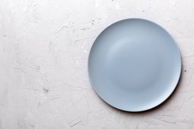 Ahşap zemin üzerinde boş ışık plakası üst görünümü. Tasarımın için boş boşluk.