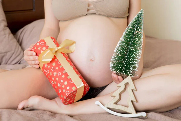 Mulher Grávida Feliz Segurando Caixa Presente Natal Suas Mãos Conceito — Fotografia de Stock