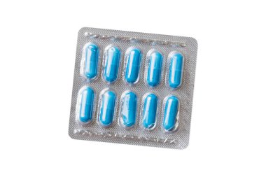 Beyaz arka planda izole edilmiş haplar. Tabletler masaya. Eczane. Tedavi.