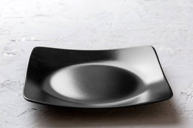 Beton zemin üzerinde boş kare plakanın perspektif görünümü. Tasarımın için boş boşluk.