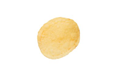 Beyaz arka planda izole edilmiş patates cipslerinin üst görüntüsü. Lezzetli çıtır altın cipsler. Yakın planda leziz bir patates dilimi. Üst görünüm.