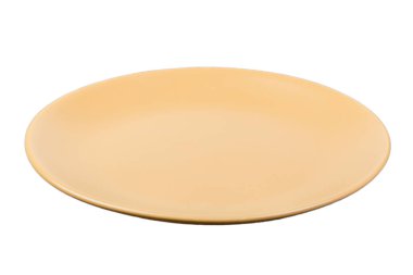 İzole edilmiş beyaz arkaplanda turuncu boş tabağın üst görünümü.