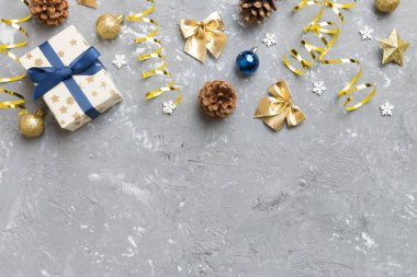 Yeni yıl kompozisyonu. Çam kozalaklı Noel dekoru. Kopyalama alanı olan üst görünüm.