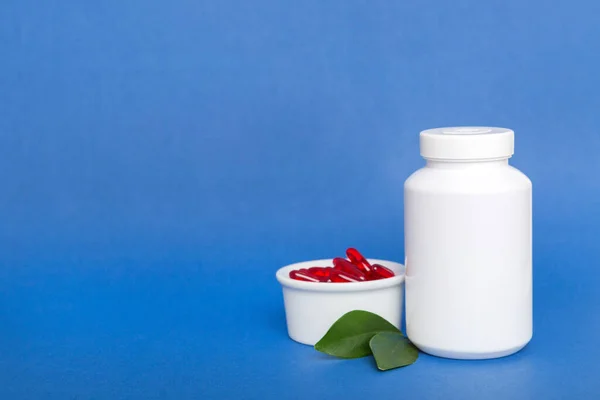 医薬品や健康補助薬と薬瓶の健康管理や医療のトップビュー ビタミン錠 テーブルの背景に色の錠剤とボトル マルチビタミン — ストック写真