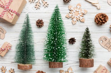 Renkli arka planda noel ağaçları olan düz kompozisyon. Kopyalama alanı olan üst görünüm.