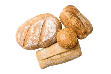 Ekmek üstü görünümü kesildi. Beyaz arka planda taze yemlenmiş ekmek. Taze organik somun..