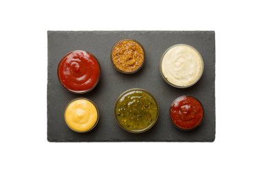 Beyaz arka planda izole edilmiş soslu kase seti..