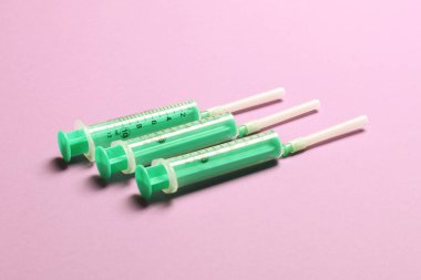 Renkli arka planda tıbbi şırıngaların üst görüntüsü. Fotokopi alanı ile sağlık hizmeti kavramı.