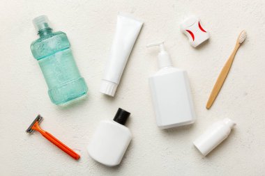 Banyo ürünleri için model düz yatak, spa jileti, diş macunu, sabun, jöle ve diğer çeşitli aksesuarlar. Cilt sağlığı için kozmetik. Logonuz için Bath Mockup.