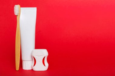 Renkli arka planda kopyalama alanı olan diş macunu ve üst görünümü. Düz yatıyordu. Diş hijyeni. Hafif arka planda ağız bakım ürünleri. Vücut bakımı kavramı.