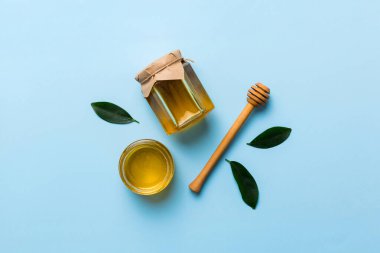 Bal kavanozu, beyaz arka plan manzaralı ve fotokopi alanı olan ahşap bal kaplama. Lezzetli bal şişesi.