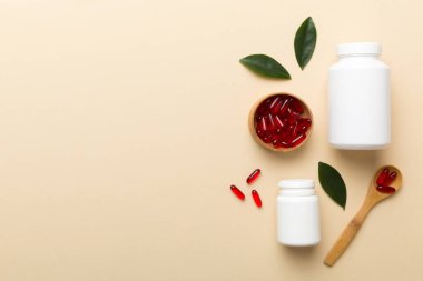 farklı ilaçlar ve ilaç şişesi sağlık hizmeti ve tıbbi destek hapları. Vitamin hapları. Masa arkasında renkli haplar olan bir şişe. Multivitaminler.