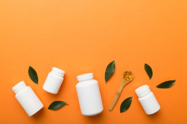 İlaçlar, ilaç şişesi, sağlık ve tıbbi destek. Vitamin hapları. Yeşil yapraklı vitaminler, doğal organik biyo takviyeler, fotokopi alanı..