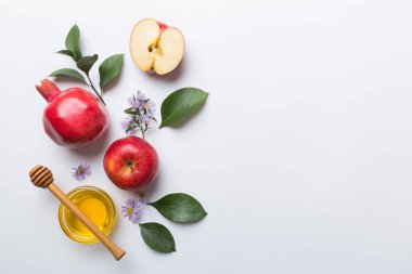 Renkli arka planda yahudi Rosh Hashanah bayramı sembolleri olan düz kompozisyon, Rosh hashanah kavramı. Geleneksel yılbaşı tatili. Kopyalama alanı olan üst görünüm.