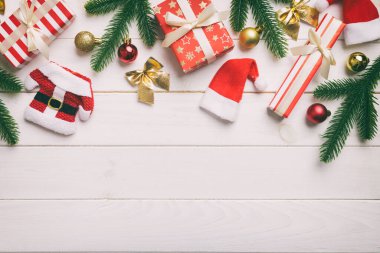 Noel süslemeleri, köknar ağacı dalları ve hediye kutusundaki karanlık masa. Kopyalama alanı olan üst görünüm çerçevesi.