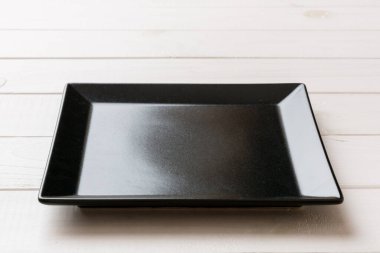 Ahşap zemindeki boş kare plakanın perspektif görüntüsü. Tasarımın için boş boşluk.