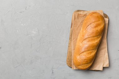 Kırsal masa manzaralı peçeteli taze pişmiş ekmek. Sağlıklı beyaz ekmek izole edilmiş..