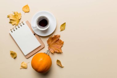 Sonbahar kompozisyonu: Düşen yapraklar ve dizüstü bilgisayarlar renkli arkaplan ile taklit edilir. Üst Manzara. Kopyalama alanı olan düz.