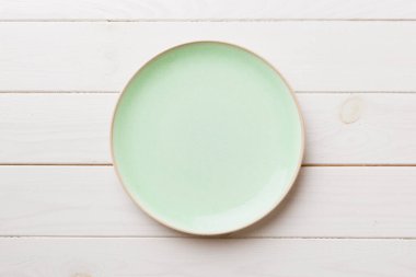 Ahşap zemin üzerinde boş yeşil plaka üst görünümü. Tasarımın için boş boşluk.