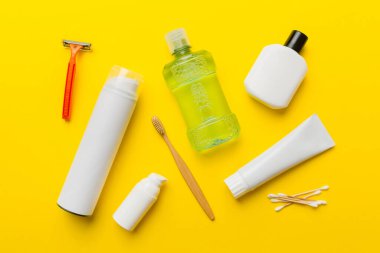 Banyo ürünleri için model düz yatak, spa jileti, diş macunu, sabun, jöle ve diğer çeşitli aksesuarlar. Cilt sağlığı için kozmetik. Logonuz için Bath Mockup.