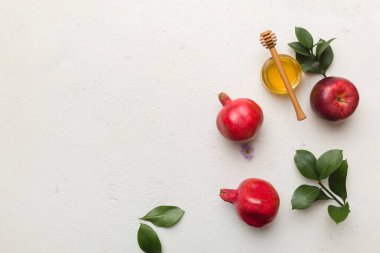 Renkli arka planda yahudi Rosh Hashanah bayramı sembolleri olan düz kompozisyon, Rosh hashanah kavramı. Geleneksel yılbaşı tatili. Kopyalama alanı olan üst görünüm.