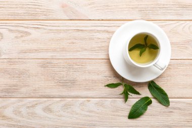 Arka planda bir fincan nane çayı. Fotokopi alanı ile taze nane görünümlü yeşil çay.