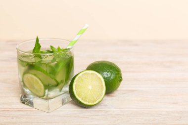 Mojito kokteyli. Limonlu, limonlu ve naneli mojito kokteylini uzun bir bardakta sopayla tazeliyorum..