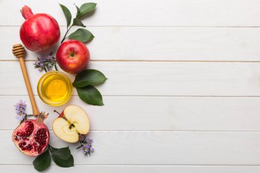 Renkli arka planda yahudi Rosh Hashanah bayramı sembolleri olan düz kompozisyon, Rosh hashanah kavramı. Geleneksel yılbaşı tatili. Kopyalama alanı olan üst görünüm.