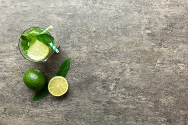 Caipirinha, Mojito kokteyli, limonlu votka veya soda, masa arkasında nane ve saman. Naneli, limonlu, cam manzaralı, ferahlatıcı bir içecek..