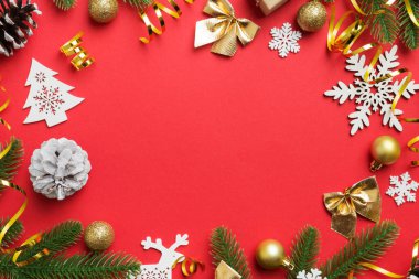 Noel arkaplanı, köknar dalları ve Noel süslemeleri. Üst görünüm, metin için boşluk kopyala.