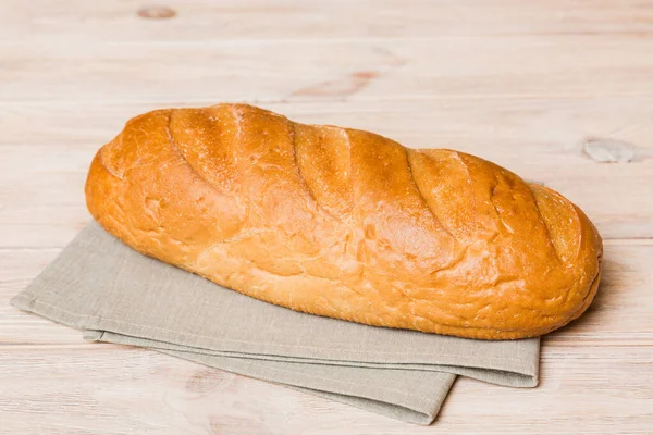 素朴なテーブルビューにナプキンと焼きたてのパンの盛り合わせ 無病息災のパン フランスパン — ストック写真