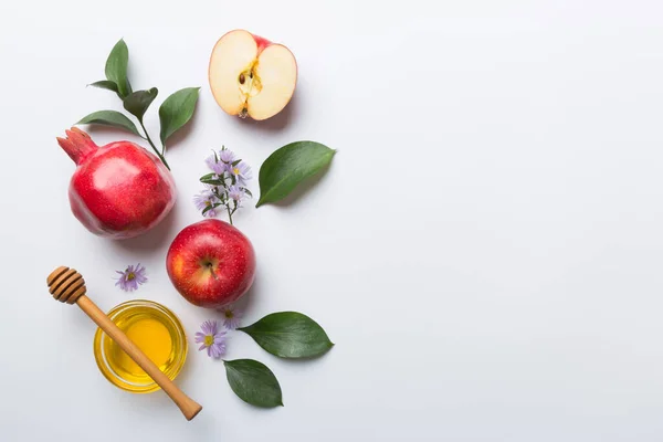 Renkli arka planda yahudi Rosh Hashanah bayramı sembolleri olan düz kompozisyon, Rosh hashanah kavramı. Geleneksel yılbaşı tatili. Kopyalama alanı olan üst görünüm.