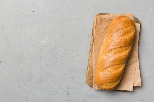 Čerstvě Upečený Chléb Ubrouskem Rustikálním Stolku Zdravý Bílý Chléb Izolovaný — Stock fotografie