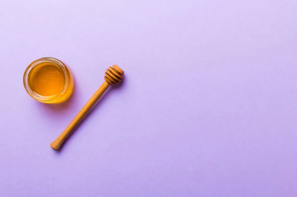 Glazen Pot Honing Met Houten Motregen Gekleurde Achtergrond Honingpot Dipper — Stockfoto
