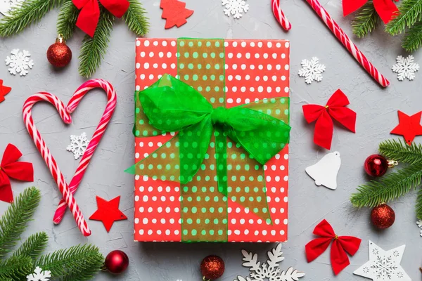 Vánoční Kompozice Dárkový Box Novoroční Výzdobou Barevném Pozadí Vánoce Zima — Stock fotografie