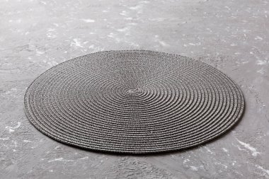 Çimento arka planında yemek için yuvarlak masa örtüsü manzarası. Tasarımın için boş boşluk.