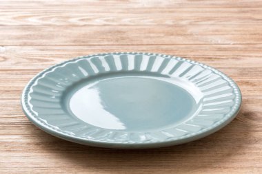 Çimento arka planındaki boş gri plakanın perspektif görüntüsü. Tasarımın için boş boşluk.