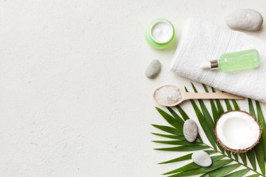 Hindistan cevizi yağı dolu kavanozlar ve renkli arka planda kozmetik kremi. Üst Manzara. Metnin için boş yer. Doğal spa Hindistan cevizi kozmetik ve organik tedavi konsepti Hindistan cevizi spa bileşimi.