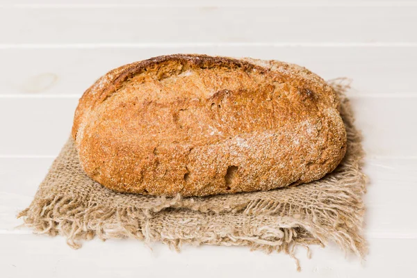 Pâine Proaspăt Coaptă Șervețel Masa Rustică Pâine Albă Sănătoasă Izolată — Fotografie, imagine de stoc