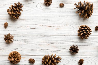 Renkli arka planda minimum yaratıcı koni çerçeve düzenleme şablonu. Düz yatış, üst manzara. Kopya alanı olan noel arkaplanı.