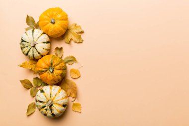 Sonbahar kompozisyonu. Masadaki kurumuş yapraklar ve diğer tasarım aksesuarlarından oluşan desen. Düz yatış, üst görünüm.