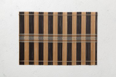 Çimento arka planında yiyecek için kahverengi masa örtüsünün üst görüntüsü. Tasarımın için boş boşluk.