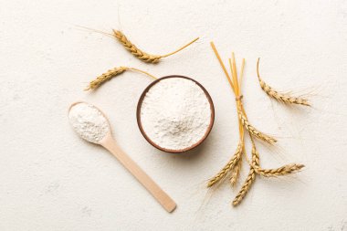 Tahta kasede buğday unu ve renkli arka planda buğday dikenleri. dünya buğday krizi.